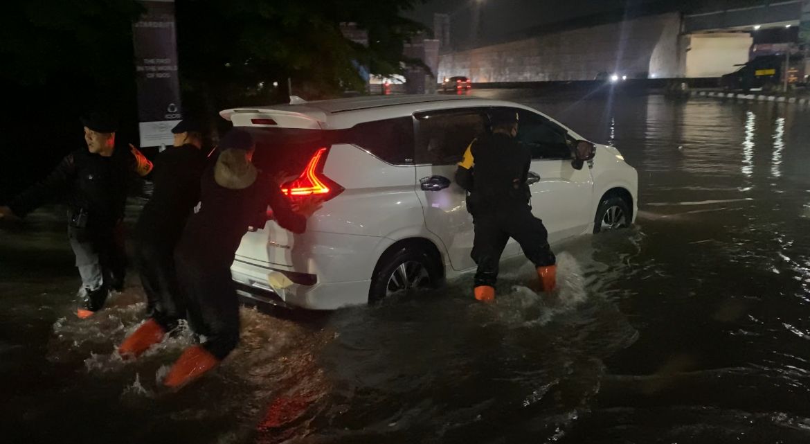 Panam Dikepung Banjir Malam Ini, Brimob Langsung Turun Bantu Masyarakat